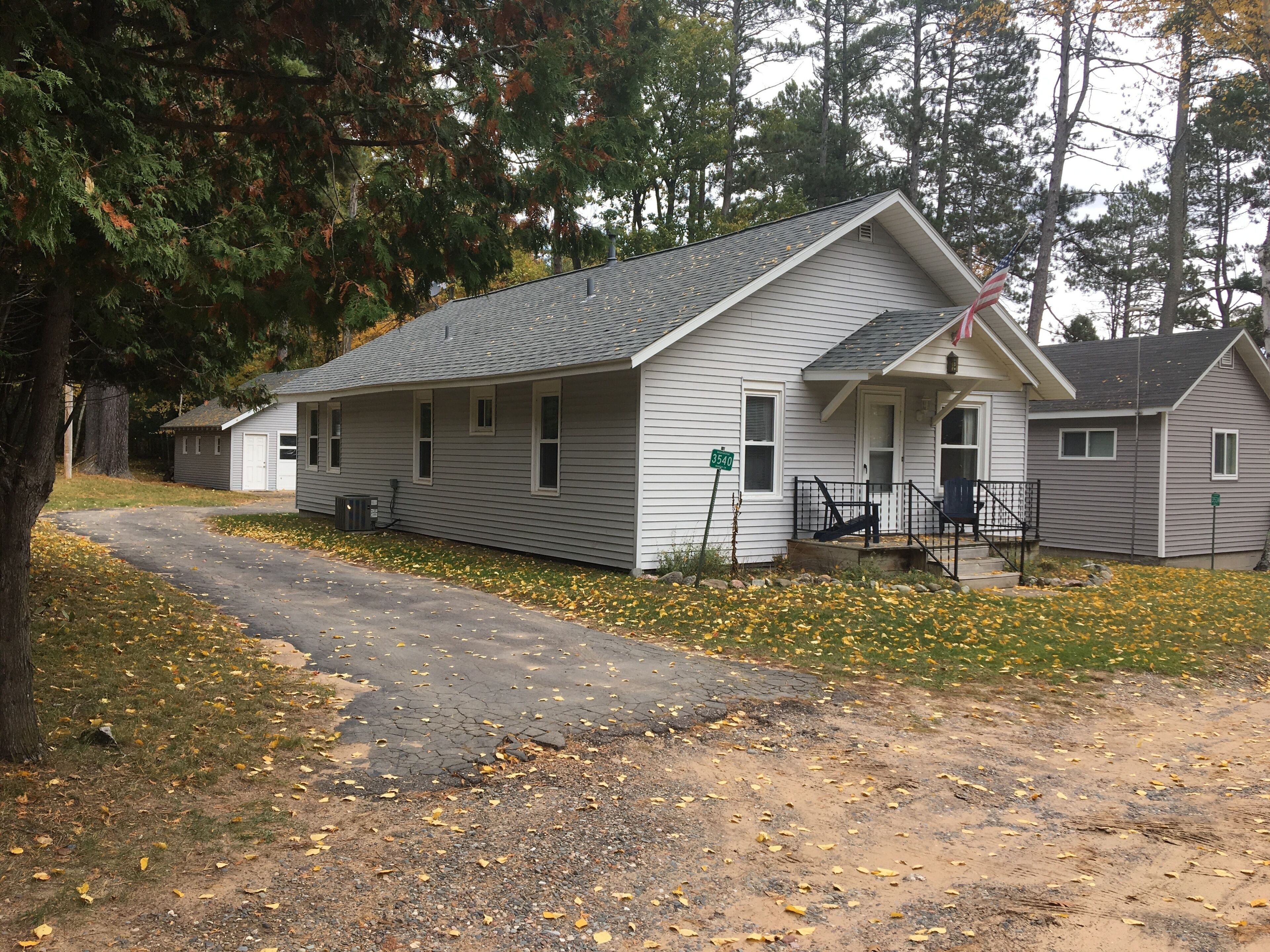 Charming/Cozy Home on peninsula walk-able to Catfish & Cranberry Lake