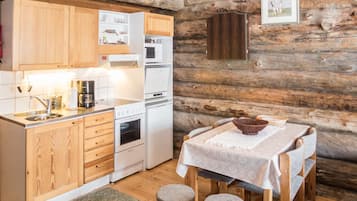 Fridge, microwave, dishwasher, cookware/dishes/utensils