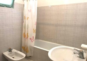 Bathtub, bidet