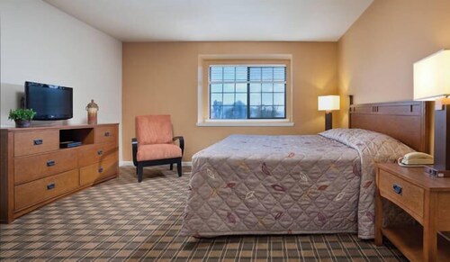Enjoy our Lakeside Mission Style Resort close to Golf, Fishing, Hiking, even a Balloon Ride w/ MORE