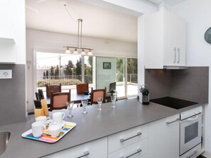 Een koelkast, een magnetron, een oven, een vaatwasser