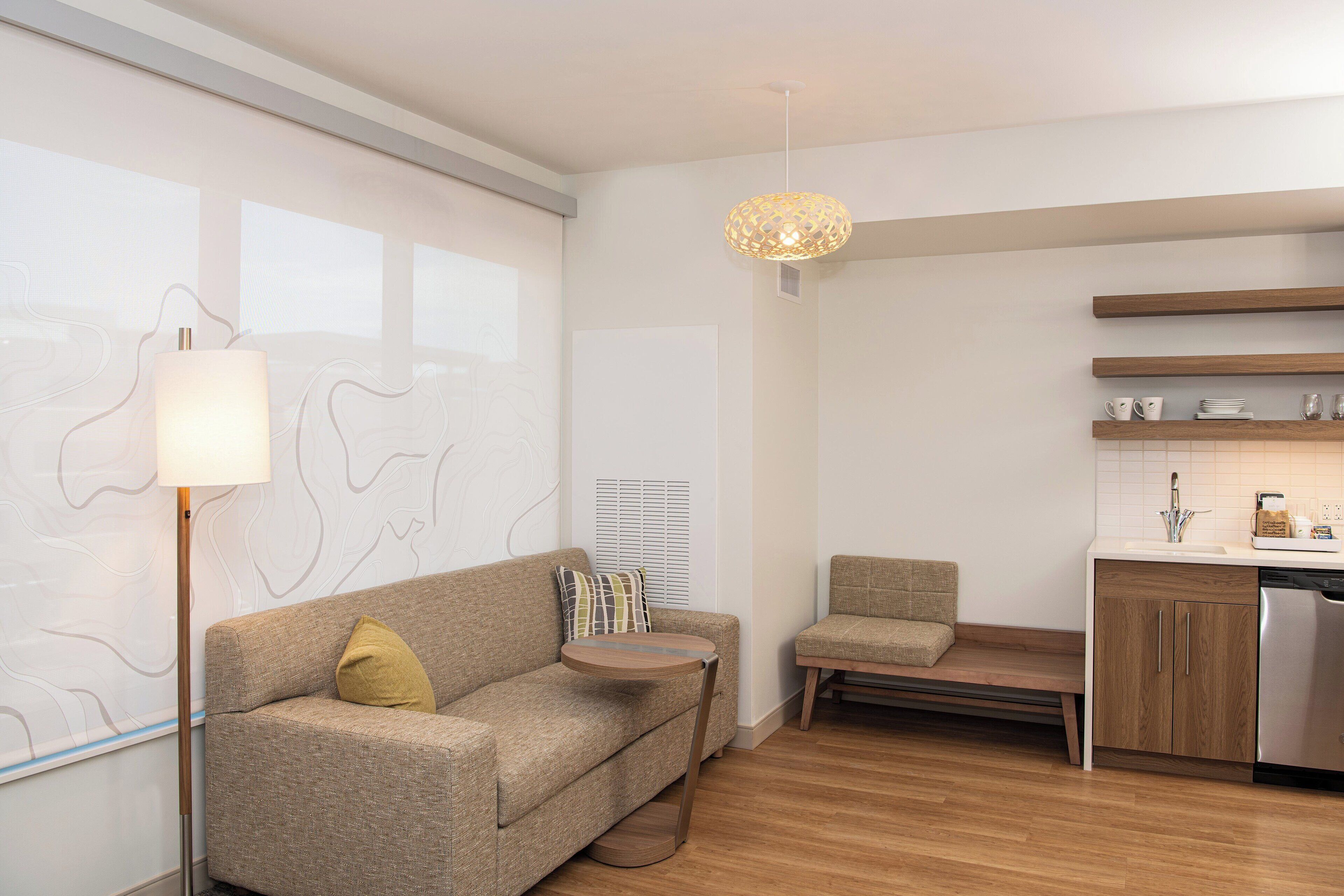 Studiosuite, 1 kingsize-seng med sovesofa | Sengetøy av topp kvalitet, senger med overmadrass og safe på rommet