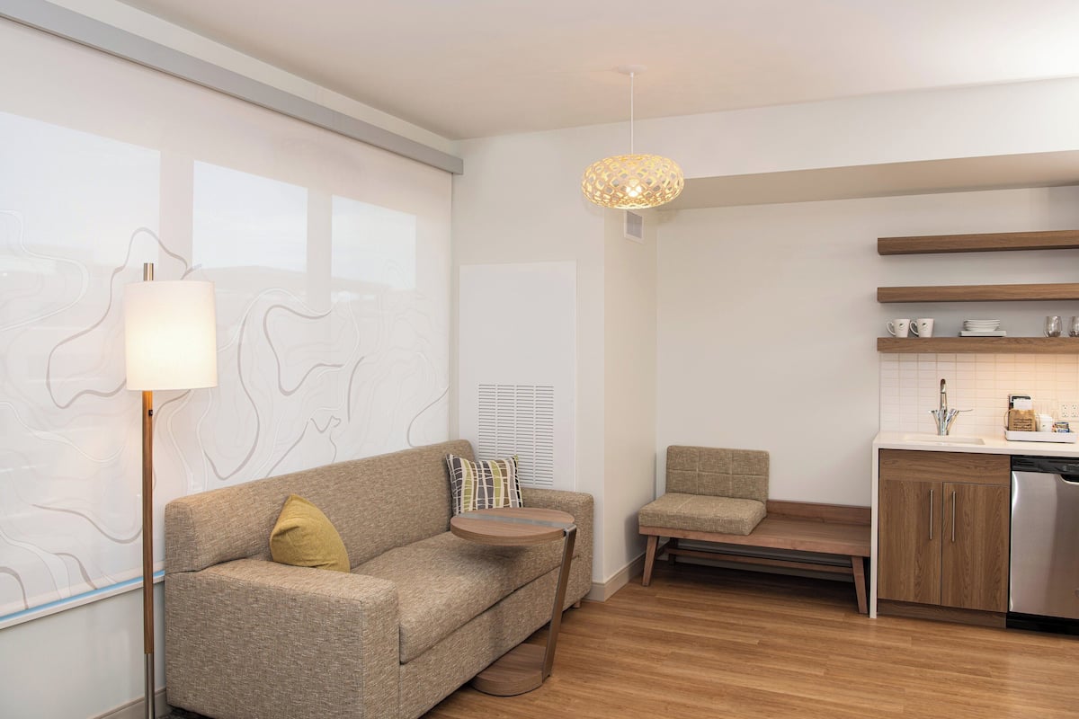 Studiosuite, 1 kingsize-seng med sovesofa | Sengetøy av topp kvalitet, senger med overmadrass og safe på rommet