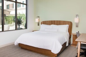 Sengetøy av topp kvalitet, senger med overmadrass og safe på rommet