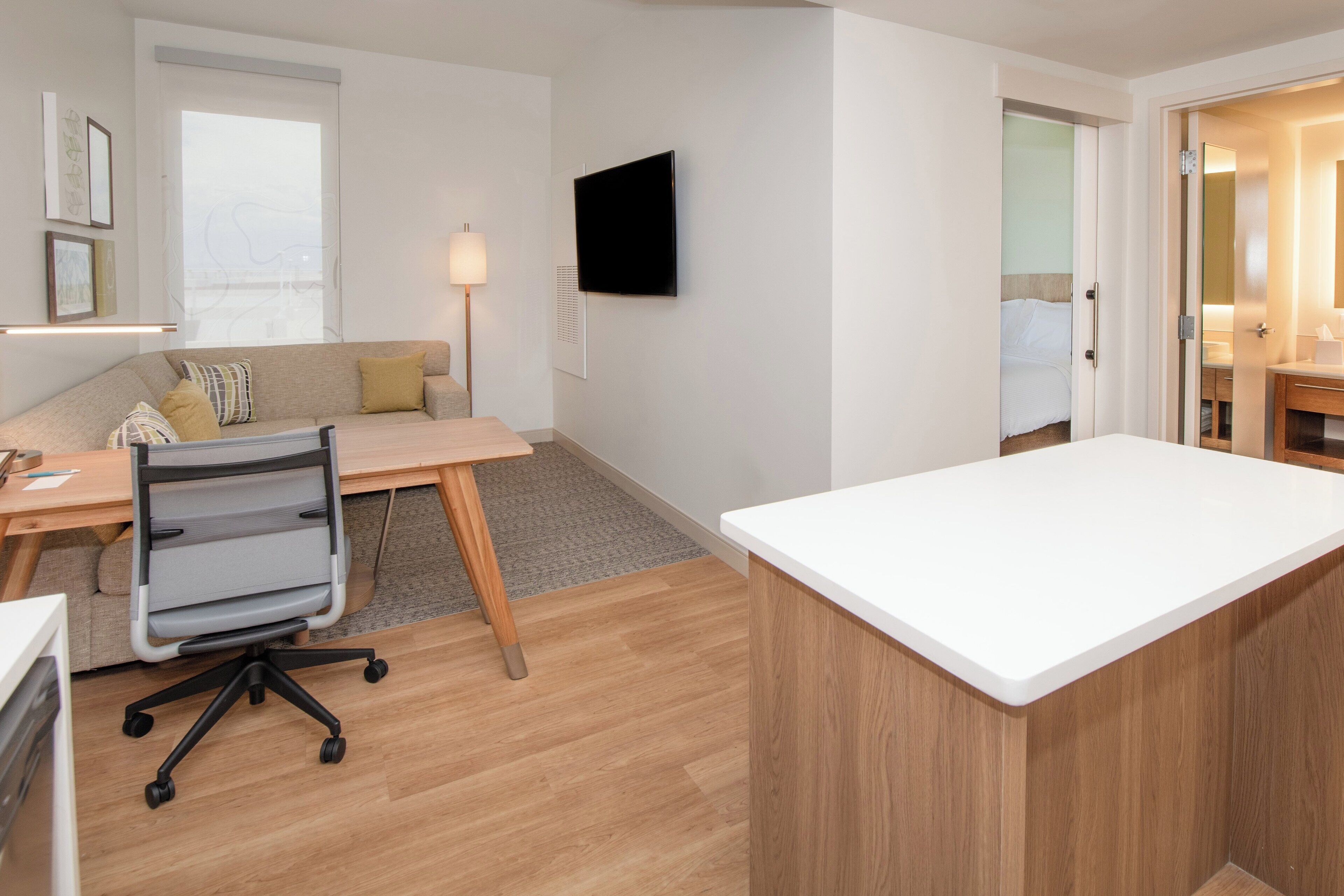 Suite, 1 soverom | Sengetøy av topp kvalitet, senger med overmadrass og safe på rommet