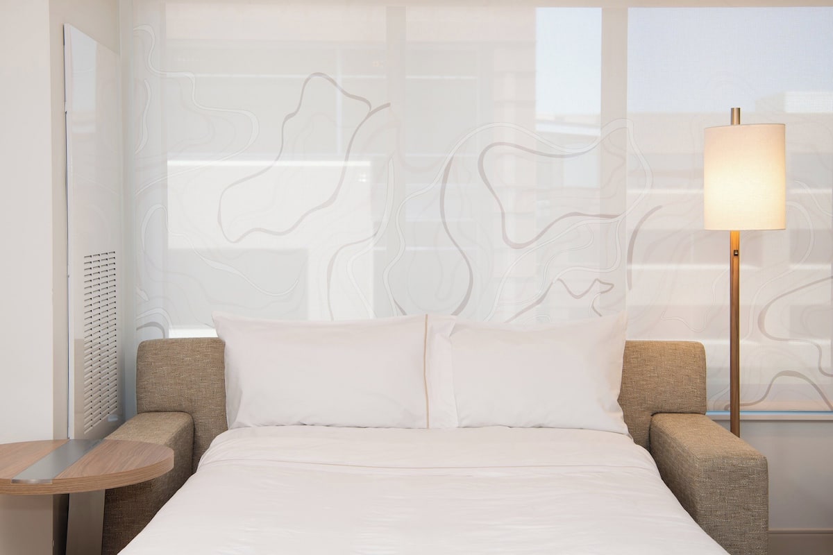 1 bedroom, premium bedding, in-room safe, desk
