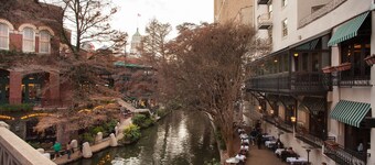 Spacious River Walk Resort close to the Alamo and Americas Oldest Stone Church