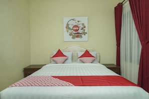 Desk, free WiFi, bed sheets - OYO 804 Ndalem Maharani Guest House (Yogyakarta)