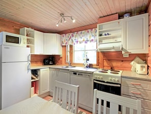 Refrigerador, microondas, lavavajillas y utensilios de cocina 