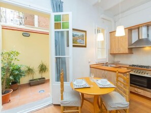 Jääkaappi, mikroaaltouuni, uuni, keittoastiat/astiat/ruokailuvälineet