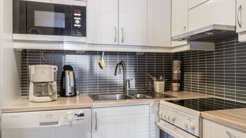 Fridge, microwave, dishwasher, cookware/dishes/utensils