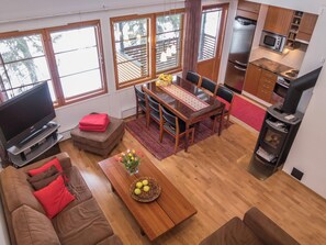 Ein kompakter Wohnbereich mit Essplatz, Küchenzeile und Fernseher im Wohnzimmer.