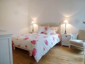 3 bedrooms, desk, internet