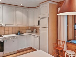 Jääkaappi, mikroaaltouuni, astianpesukone