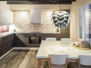 Fridge, microwave, dishwasher, cookware/dishes/utensils