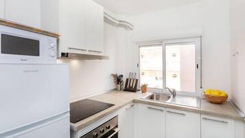 Frigorífico, microondas, horno y utensilios de cocina