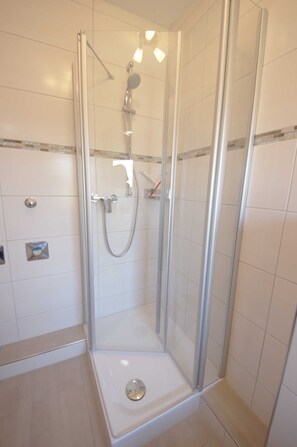 Ducha, secador de pelo, jabón
