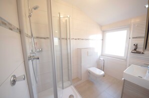 Douche, sĂšche-cheveux, savon