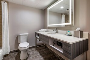 Standardzimmer, 2 Doppelbetten, Nichtraucher | Zimmersafe, Schreibtisch, schallisolierte Zimmer, Bügeleisen/Bügelbrett