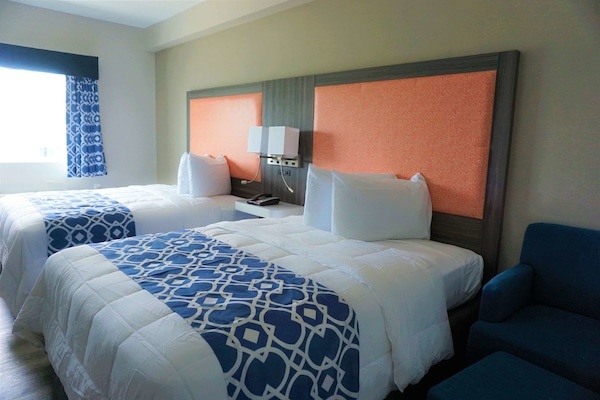 Habitación estándar, 2 camas dobles, no fumadores | Caja fuerte, escritorio, sistema de insonorización