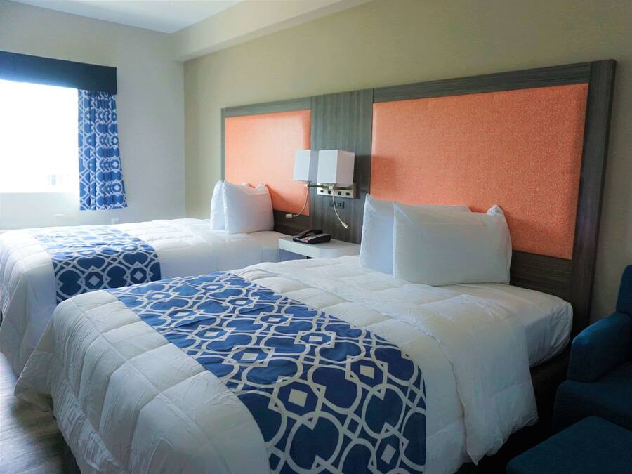 خزنة داخل الغرفة ومكتب وتجهيزات عازلة للصوت ومكواة/لوح كي