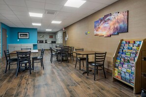 Breakfast area - The Waves Hotel, an Ascend Collection Hotel (Wildwood)