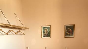 Camera Classic con 2 letti singoli, 2 letti singoli, vista mare | Una scrivania, postazione laptop, Wi-Fi gratuito