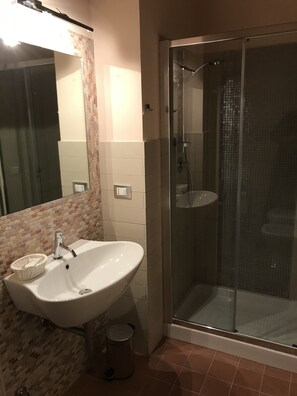 Quarto casal clássico, vista para o mar | Banheiro | Chuveiro, chuveiro com efeito de chuva