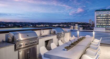 DOWNTOWN Austin with ROOFTOP Pool and BBQ Area, Fire Pit & a Fitness Center