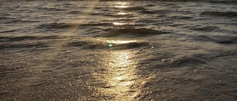 Perto da praia, espreguiçadeiras, toalhas de praia