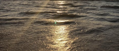 Una spiaggia nelle vicinanze, lettini da mare, teli da spiaggia