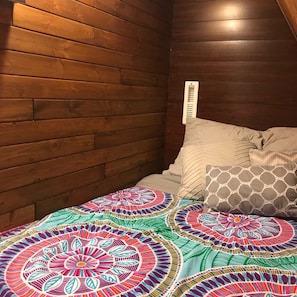 3 bedrooms, iron/ironing board, travel crib, free WiFi - Blu Shutter Beach House - Best location for a Vacation! (Coloma)