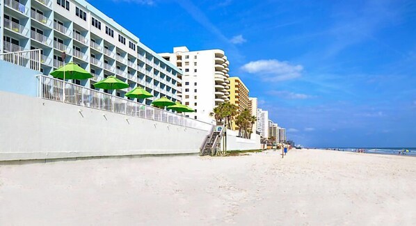 On the beach - Beach Resort with Ocean Front Pool and Hot Tub (Daytona Beach)