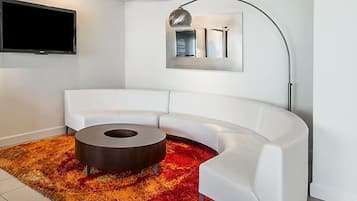 Téléviseur, lecteur de DVD, livres