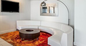 TV, DVD player, books - Beach Resort with Ocean Front Pool and Hot Tub (Daytona Beach)