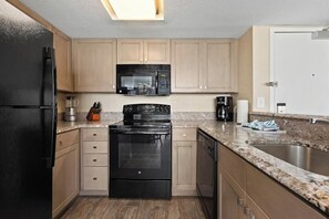 Fridge, microwave, oven, stovetop - Beach Side Resort perfect location with indoor/outdoor Pools (North Myrtle Beach)
