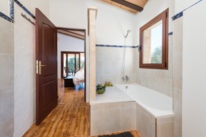 Duschwanne, Haartrockner, Bidet, HandtĂŒcher