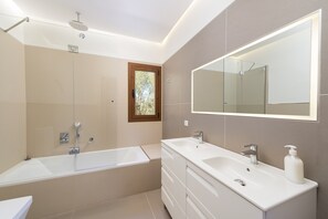 Ensemble douche/baignoire, sèche-cheveux, bidet, serviettes fournies