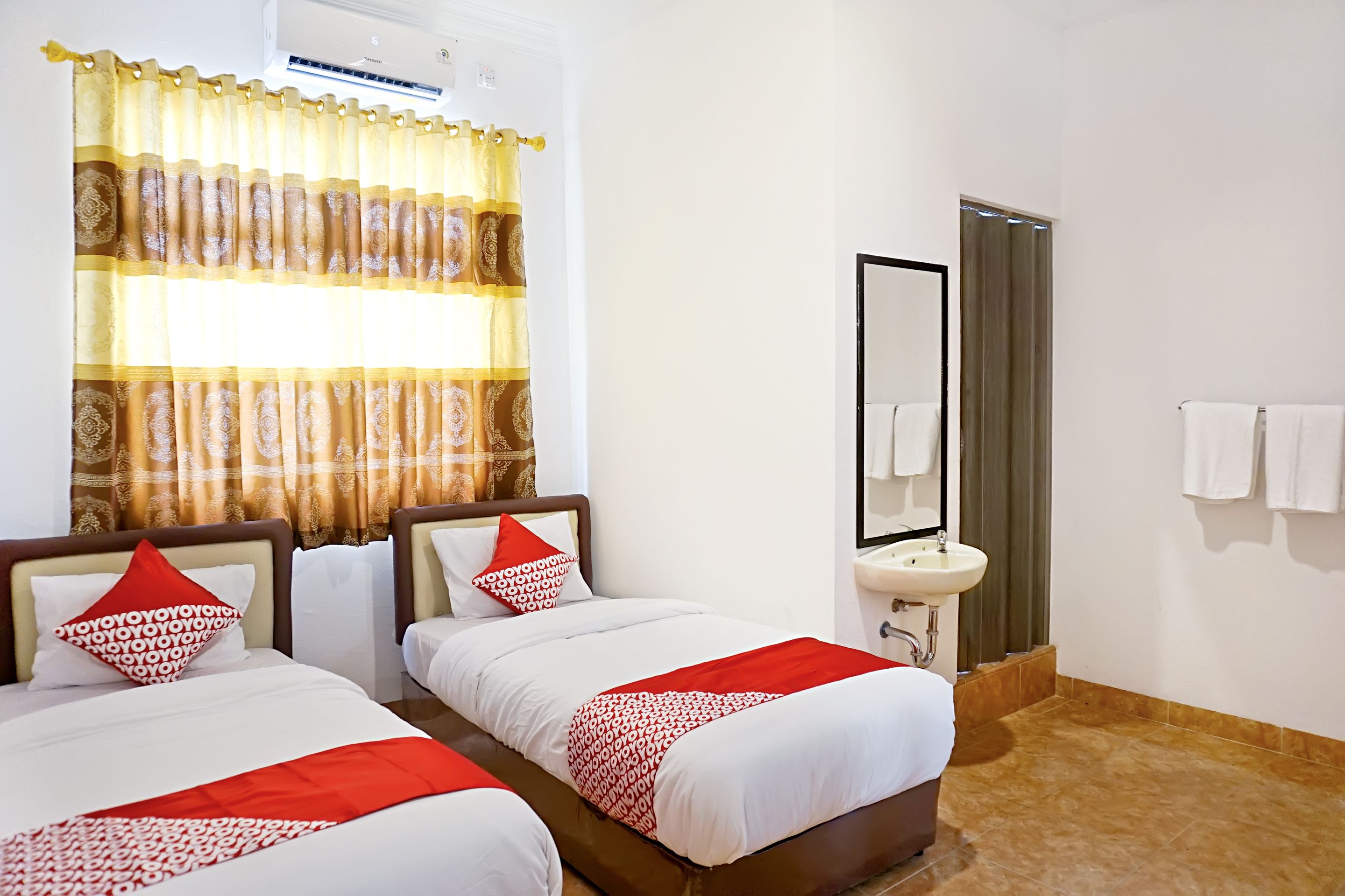 Desk, free WiFi, bed sheets