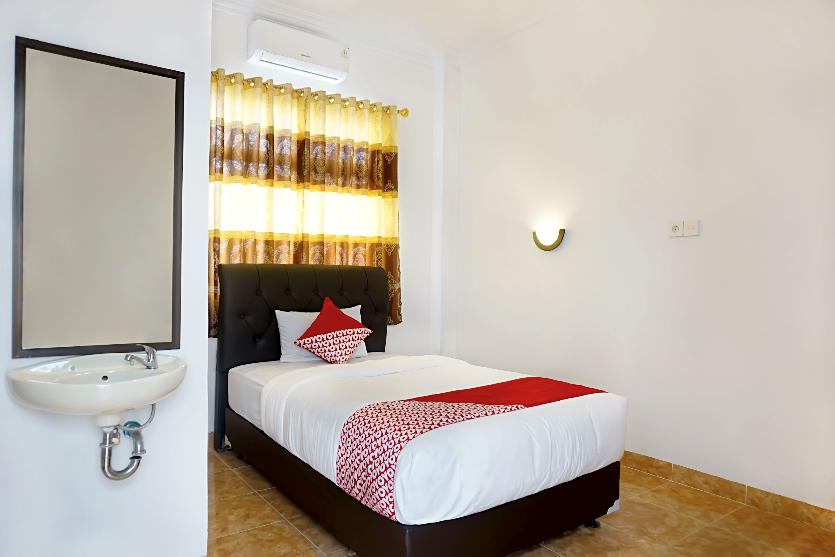 Desk, free WiFi, bed sheets