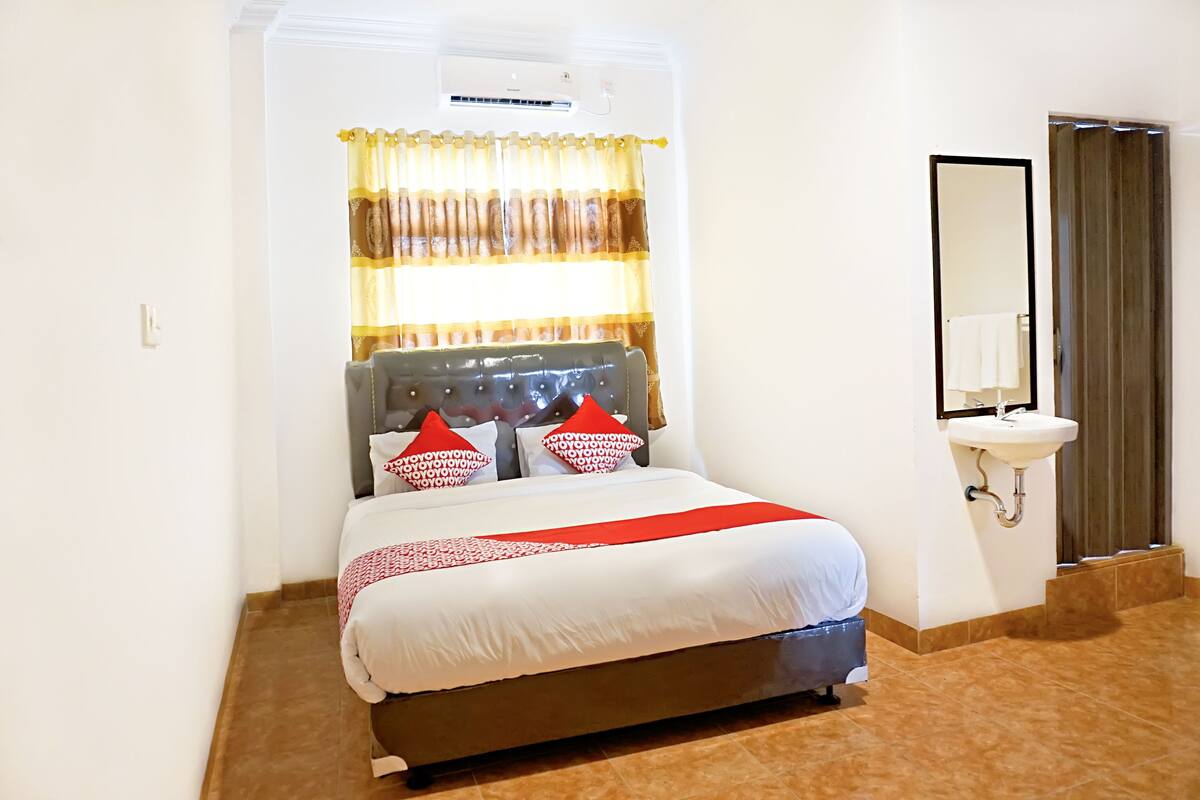 Desk, free WiFi, bed sheets
