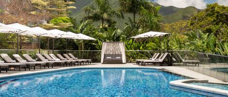 Una piscina al aire libre de temporada, tumbonas