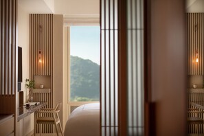 Ropa de cama de alta calidad, cubrecamas y minibar 