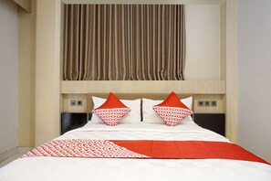 Family Suite, Multiple Beds | 2 bedrooms, desk, free WiFi