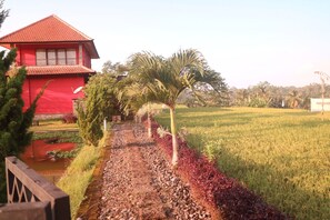 Property grounds - Ricefield view with a cultural vibe (Gianyar)