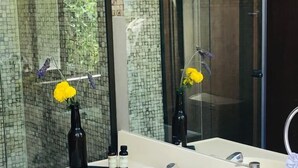 Haartrockner, Handtücher, Seife, Shampoo