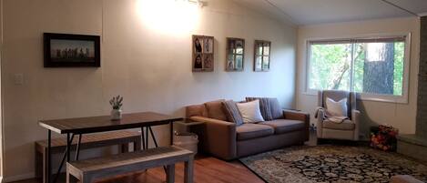 Flatscreentelevisie en een dvd-speler