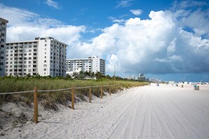 Beach - Cozy, waterfront condo with WiFi, shared pool, & well-equipped kitchenette (Miami Beach)