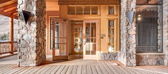 Spacious, resort condo w/private balcony, shared pool & hot tub. Walk to slopes