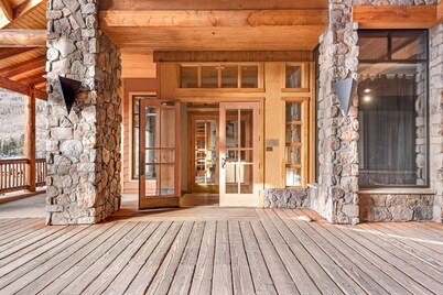 Spacious, resort condo w/private balcony, shared pool & hot tub. Walk to slopes
